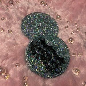 Eyelash tray with lid